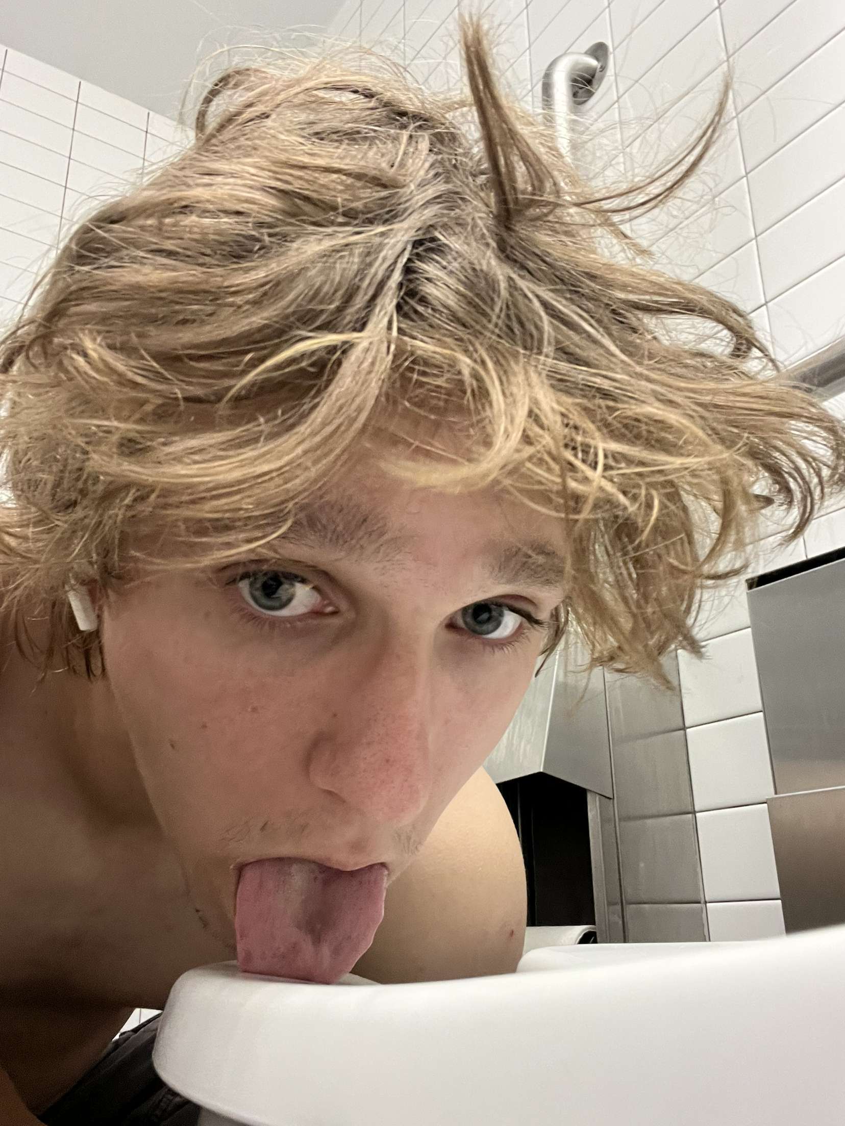 I’m such a fag ready to clean real men’s toilets