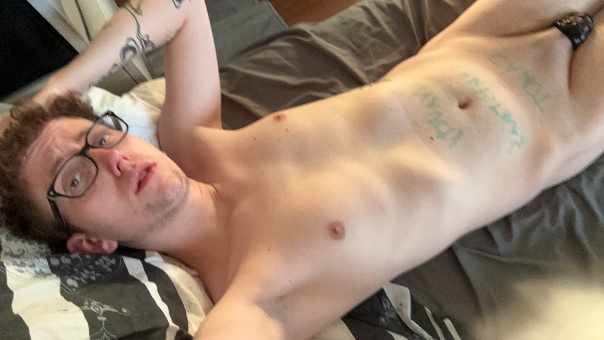 Naughty christmas faggott looking for an alpha