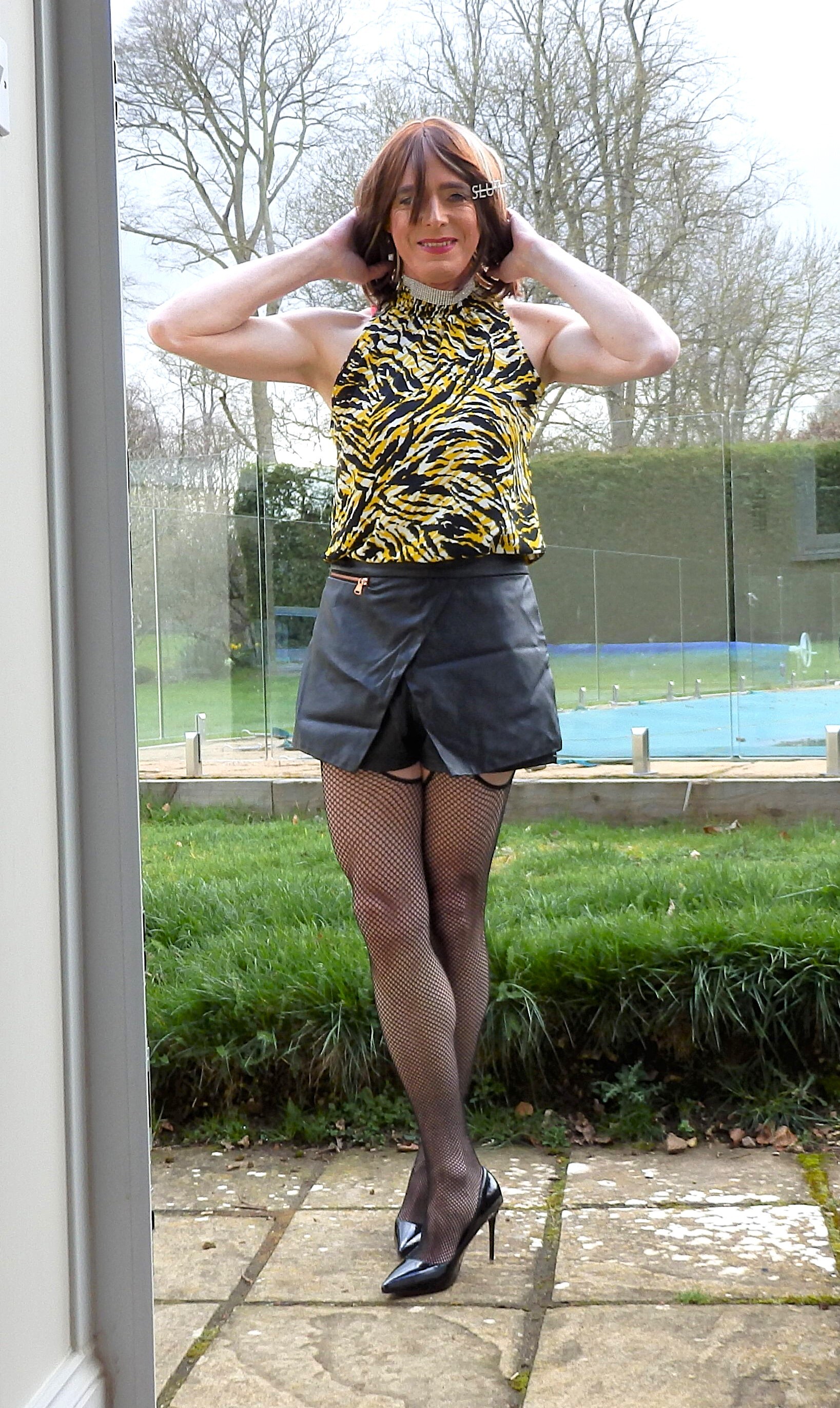 Sissy julieslegs3 at the door