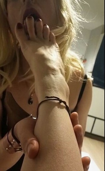 I'm a weak loser for feet