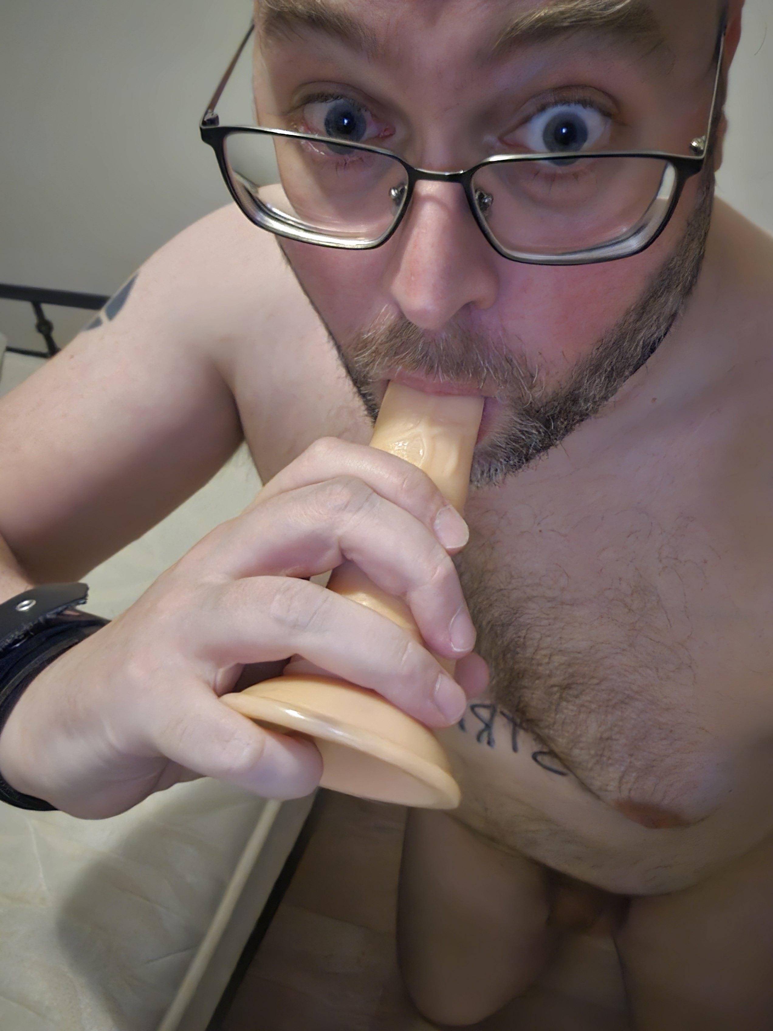 Suck slut on his knees