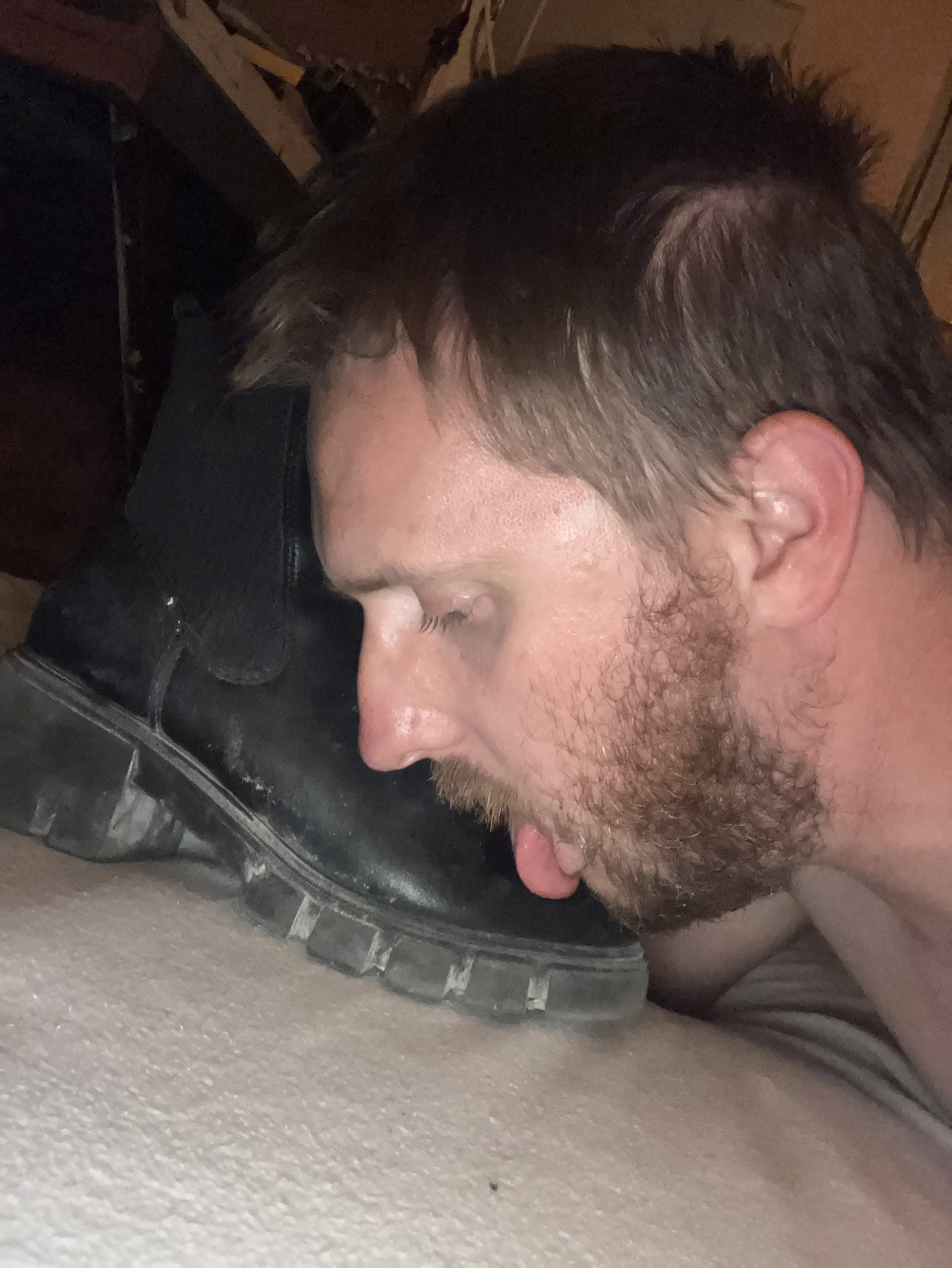 Anny body neet there shoes cleaned ?