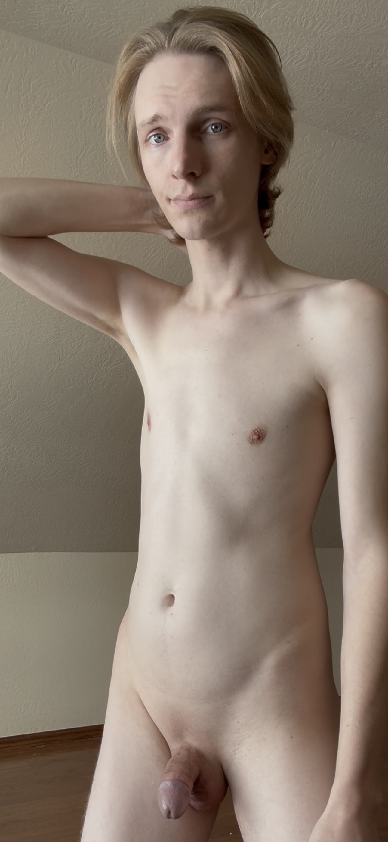 Sexy Twink Posing Naked