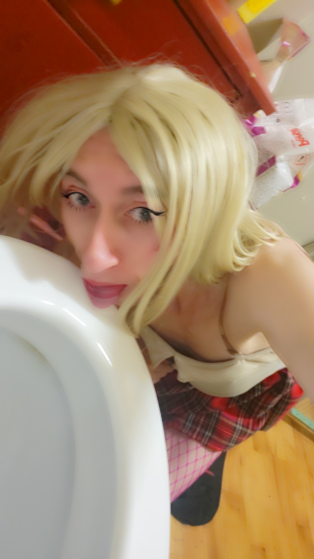 Bezwstydna Oliwcia - Toilet Whore