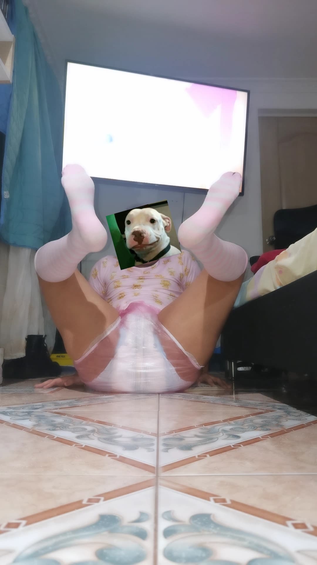 Hmph... Wook at my diapee :3