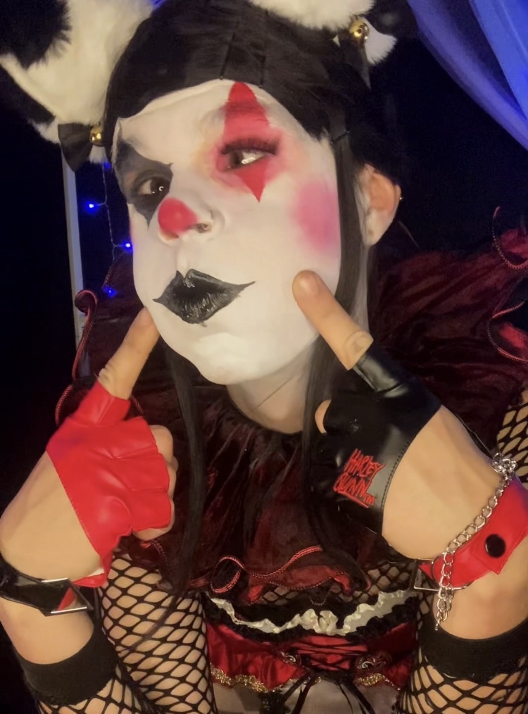i want your cum on my silly little face