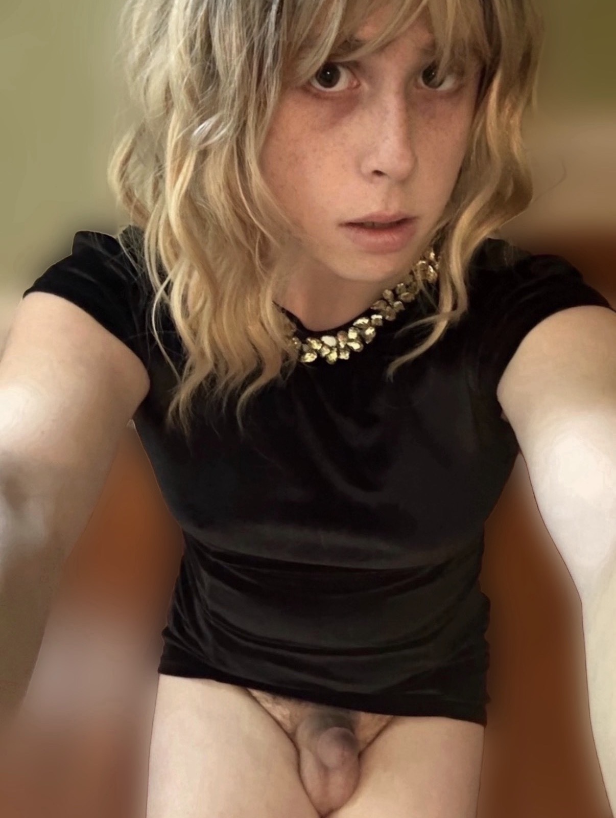 Sissy Anna wants to stay online forever