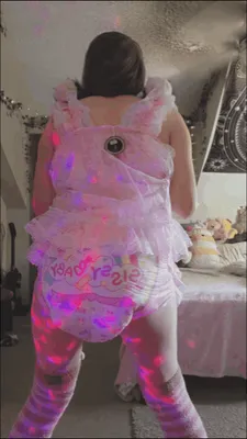 Sissy Alyx fills her diaper