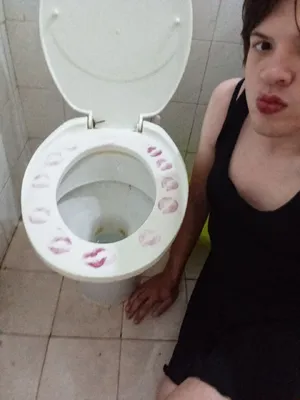 Sissy kisses toilet